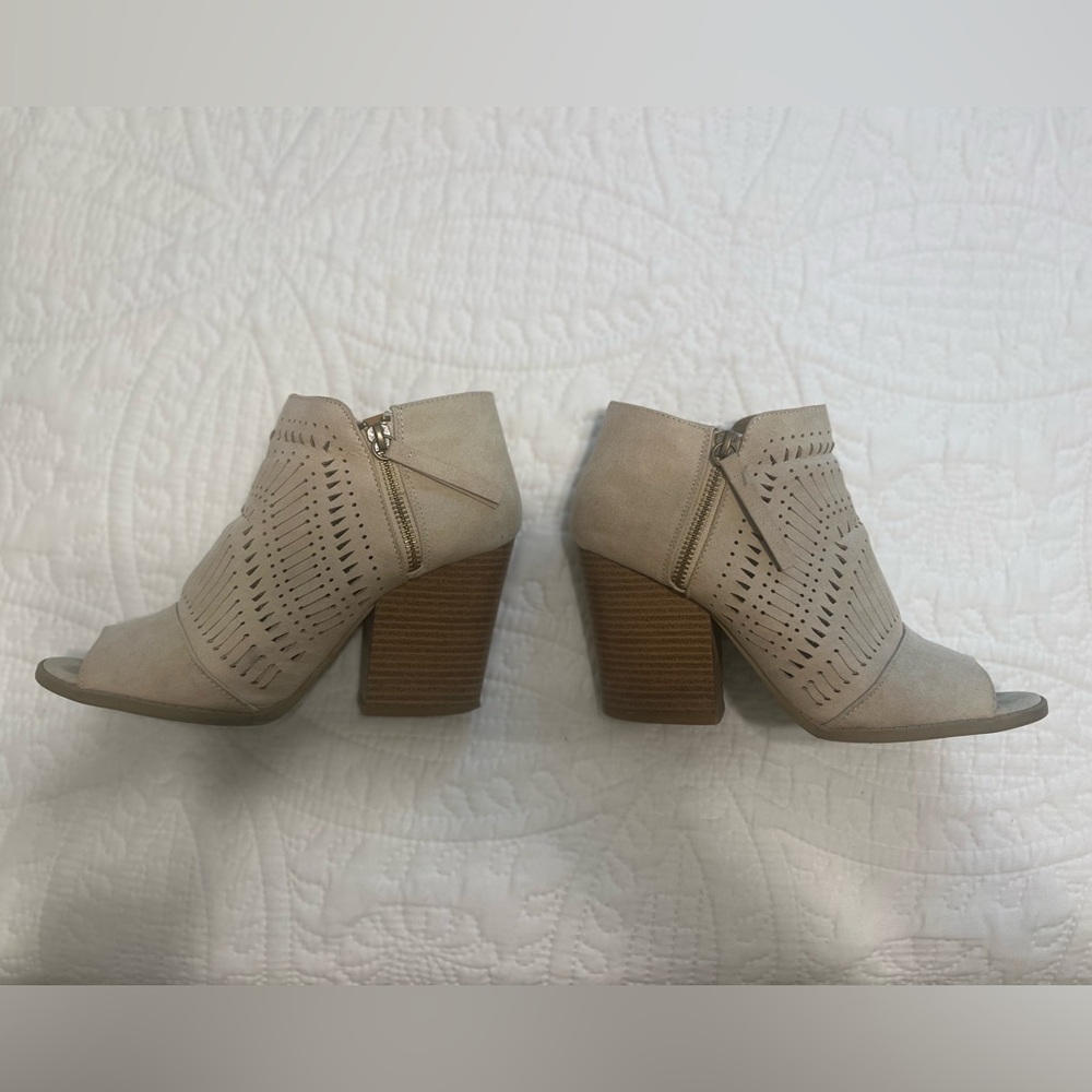 Cute nude booties. Perfect for transitioning from summer to fall 🍁